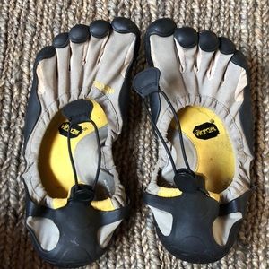 Men’s 44 vibram barefoot water shoes